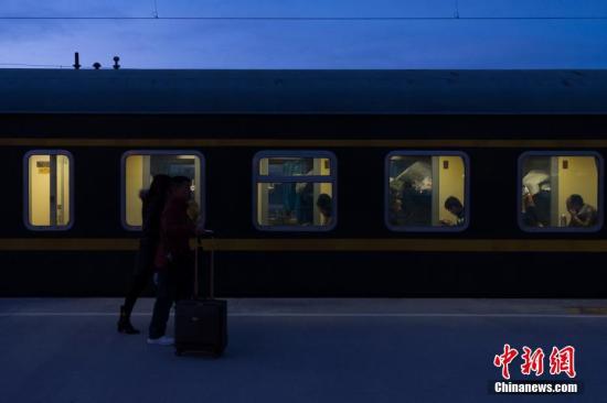 资料图:青藏铁路乘客。 中新社记者 何蓬磊 摄