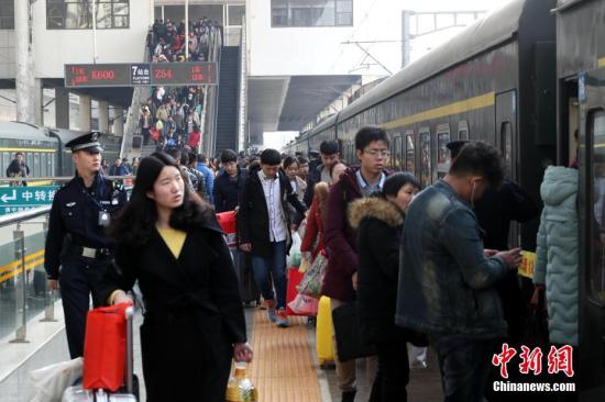 资料图:火车站内人头攒动。 中新社记者 王中举 摄