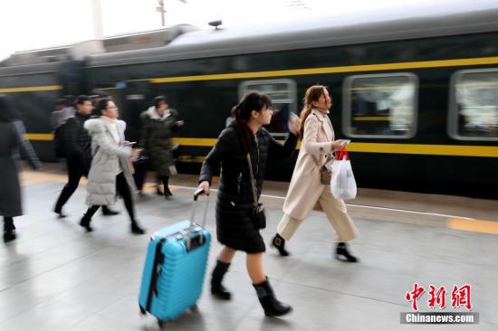 2月14日,正值春运高峰,旅客在站台上脚步匆匆。 中新社记者 王中举 摄