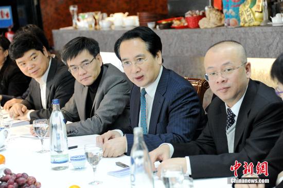 当地时间2月20日,率团访问德国的中国国侨办副主任谭天星在柏林走访了德国华侨华人中国和平统一促进会(德国和统会),并与该会在柏林地区的主要成员举行座谈。 <a target='_blank' href='http://www.chinanews.com/'>中新社</a>记者 彭大伟 摄