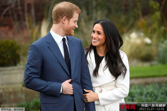 当地时间2017年11月27日，英国伦敦，英国哈里王子和马克尔在肯辛顿宫的花园拍摄官方照片宣布订婚。