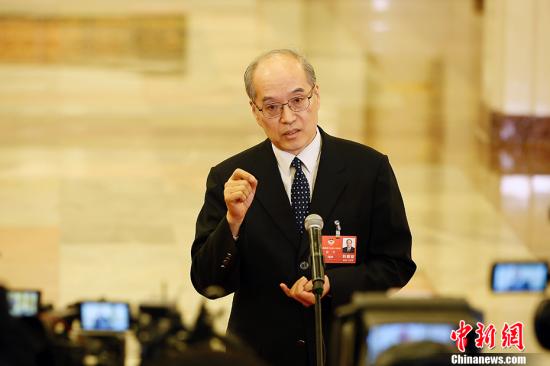 3月3日,全国政协十三届一次会议在北京人民大会堂开幕。图为司法部部长张军在“部长通道”接受记者采访。中新社记者 卞正锋 摄