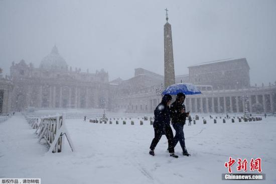 资料图：当地时间2月26日，意大利罗马迎来大雪。