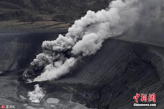 当地时间3月2日,日本九州,新燃岳火山再度喷发,火山口冒出滚滚浓烟。据日媒报道,日本气象厅3月1日宣布新燃岳火山或已发生火山喷发。图片来源:东方IC 版权作品 请勿转载