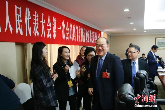 3月10日,十三届全国人大一次会议澳门特别行政区代表团在北京举行全体会议。全国人大代表、澳门特区立法会主席贺一诚和全国人大代表,澳门特区立法会议员、澳门科学技术协进会理事长崔世平(前右一)出席会议。 中新社记者 韩海丹 摄