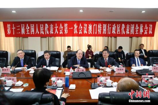 3月10日,十三届全国人大一次会议澳门特别行政区代表团在北京举行全体会议,审议最高人民法院工作报告和最高人民检察院工作报告。崔世平、陈斯喜、贺一诚、郑晓松、刘艺良(左至右)参加会议。 中新社记者 韩海丹 摄