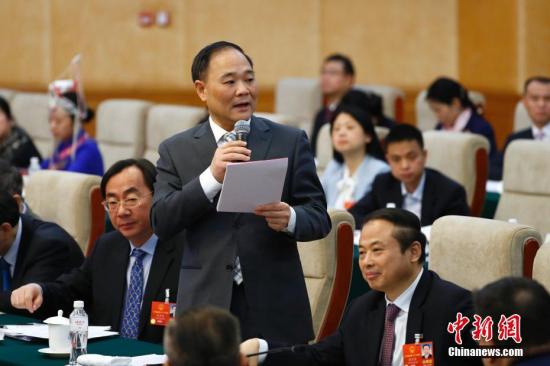 3月8日,十三届全国人大一次会议浙江省代表团在北京举行全体会议,审查计划报告和预算报告。图为全国人大代表、浙江吉利控股集团董事长、沃尔沃轿车公司董事长李书福回答记者提问。 中新社记者 富田 摄