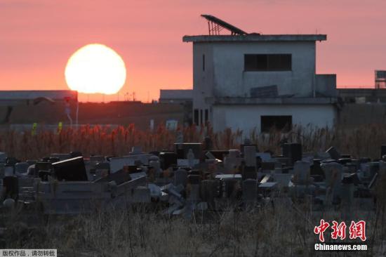 资料图:当地时间2018年3月11日,日本福岛,日本“3·11”大地震迎来7周年纪念日,民众悼念遇难者。 福岛核事故致102岁老人自杀 东电高层向遗属致歉