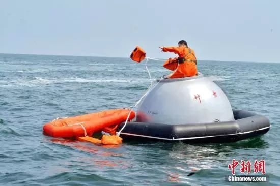▲去年,16名中国航天员和2名欧洲航天员在山东省烟台市附近海域圆满完成了为期17天的海上救生训练任务