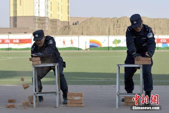 资料图:吐鲁番市组织公安机关开展“百日大练兵大比武大提升”综合技能训练,展现了公安干警过硬的业务素质和强大的战斗力。艾尔肯 摄