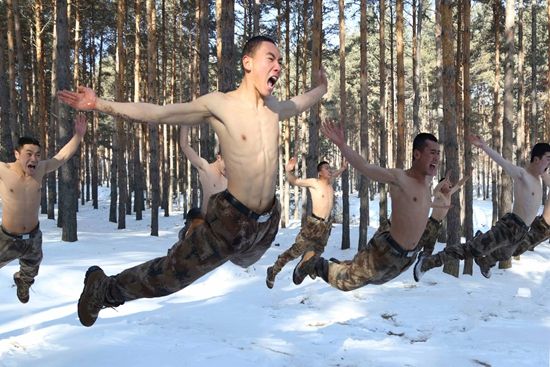 特种部队冬训赤膊雪上飞 掌握严寒下射击窍门