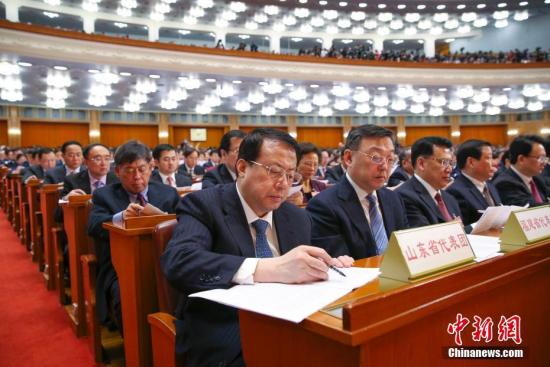 3月5日,十三届全国人大一次会议在北京人民大会堂开幕。图为代表们听会。 <a target='_blank' href='http://www.chinanews.com/'>中新社</a>记者 刘震 摄 3月5日,十三届全国人大一次会议在北京人民大会堂开幕。图为代表们听会。 <a target='_blank' href='http://www.chinanews.com/'>中新社</a>记者 刘震 摄