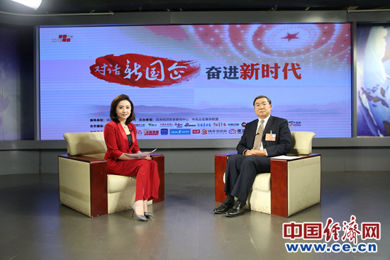 左起:中国经济网主持人龙煦霏,全国人大代表,四川发展(控股)有限责任公司党委书记、董事长,四川金融控股集团有限公司党委书记、董事长王凤朝。经济日报-中国经济网记者 张相成/摄