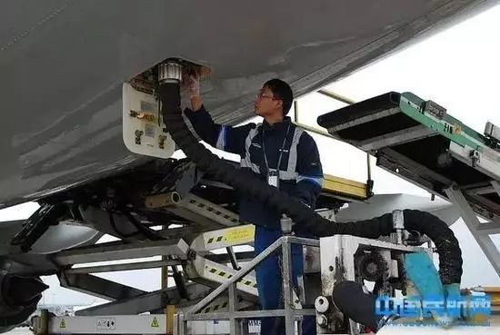 ▲地面回收排泄废弃物的正确姿势(中国民航网 图)