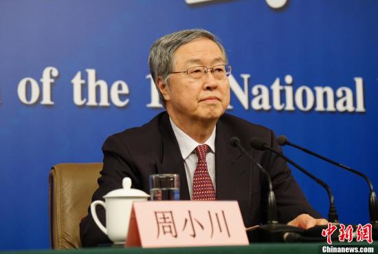十三届全国人大一次会议新闻中心于3月9日上午10时在梅地亚中心多功能厅举行记者会,邀请中国人民银行行长周小川,副行长易纲,副行长、国家外汇管理局局长潘功胜就“金融改革与发展”相关问题回答记者提问。中新社记者 李卿 摄