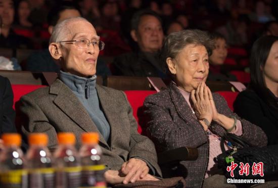 资料图:诗人余光中和夫人范我存。中新社发 骆云飞 摄