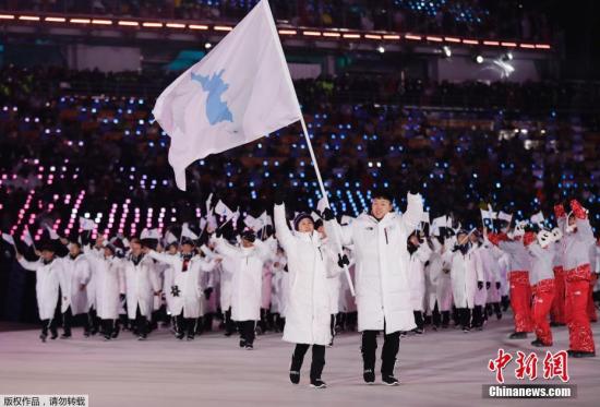 当地时间2月9日，2018平昌冬奥会在韩国平昌奥林匹克体育场举行开幕式，韩朝共举半岛旗入场。