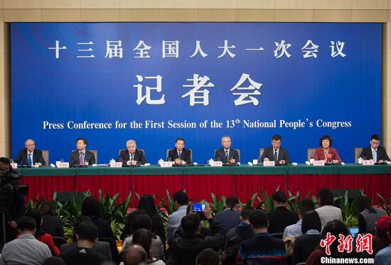 3月12日,十三届全国人大一次会议新闻中心在梅地亚中心多功能厅举行记者会,十二届全国人大内司委副主任委员王胜明、财经委副主任委员乌日图、教科文卫委副主任委员吴恒、环资委委员吕彩霞,全国人大常委会法工委副主任王超英、副主任许安标就“人大立法工作”相关问题回答记者提问。 中新社记者 李卿 摄