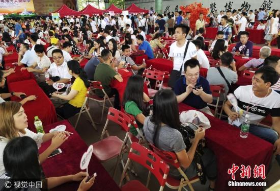 图为相亲活动现场。 图片来源:视觉中国