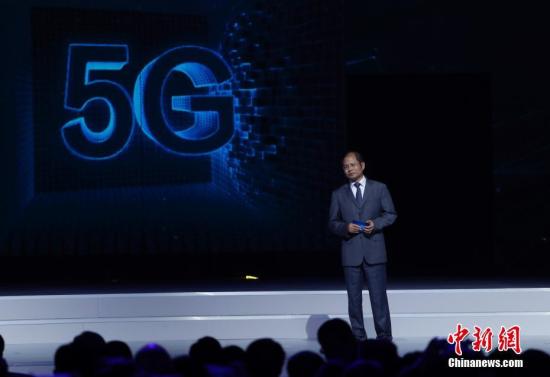 资料图:华为轮值首席执行官徐直军介绍华为3GPP 5G预商用系统。 中新社记者 杜洋 摄
