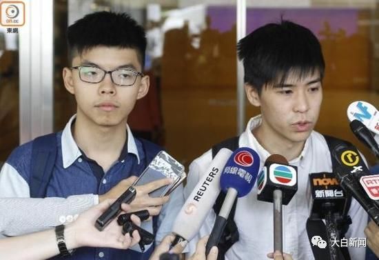16名被告包括黄之锋(左)、岑敖晖(右)等于今日判刑