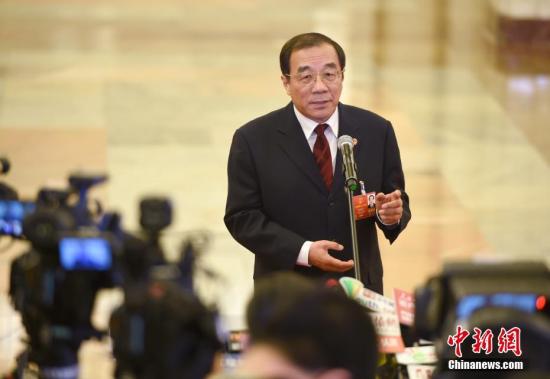 3月5日,监察部部长杨晓渡在十三届全国人大一次会议的“部长通道”接受媒体采访。 中新社记者 侯宇 摄
