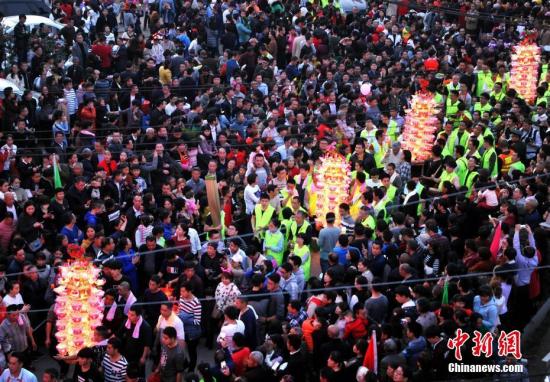 福建连城芷溪花灯,吸引了许多民众和游客前来观看。 张斌 摄