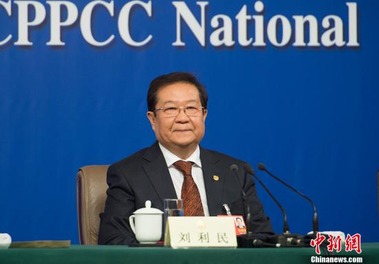 3月10日上午8时45分,全国政协十三届一次会议举行记者会,邀请5位全国政协委员就“提高保障和改善民生水平”回答记者提问。图为刘利民委员。 中新社记者 李卿 摄