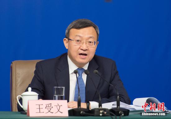 十三届全国人大一次会议新闻中心于3月11日在梅地亚中心多功能厅举行记者会,邀请商务部部长钟山、副部长兼国际贸易谈判副代表王受文、副部长钱克明就“推动形成全面开放新格局 推动商务事业高质量发展”相关问题回答记者提问。<a target='_blank' href='http://www.chinanews.com/'>中新社</a>记者 李卿 摄