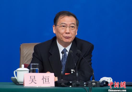 3月12日,十三届全国人大一次会议新闻中心在梅地亚中心多功能厅举行记者会,十二届全国人大内司委副主任委员王胜明、财经委副主任委员乌日图、教科文卫委副主任委员吴恒、环资委委员吕彩霞,全国人大常委会法工委副主任王超英、副主任许安标就“人大立法工作”相关问题回答记者提问。图为吴恒。 中新社记者 李卿 摄