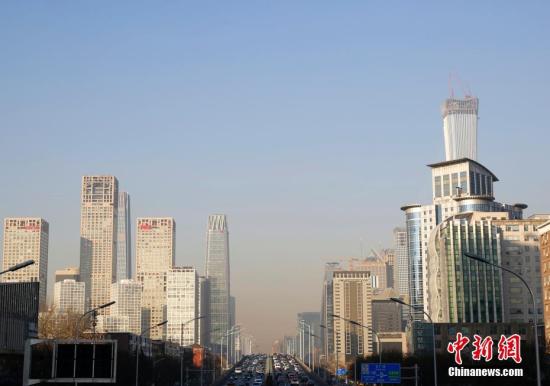 资料图：远望北京CBD地区，蓝天与雾霾分界清晰。中新社记者 李慧思 摄