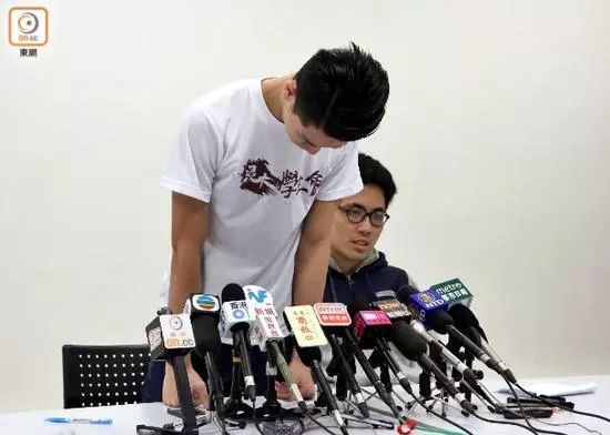 刘子颀为当日自己对教师的恶劣态度鞠躬致歉。(图片来源:香港东网)