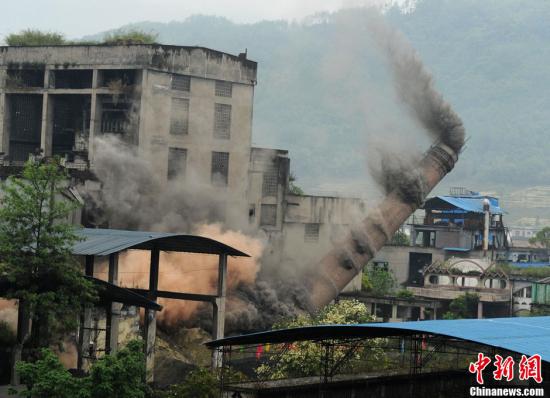 资料图：废弃水泥厂烟囱被爆破拆除。中新社发 刘忠俊 摄