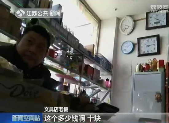 澎湃新闻:小学附近文具店出售电子烟 小学生聚堆吞云吐雾