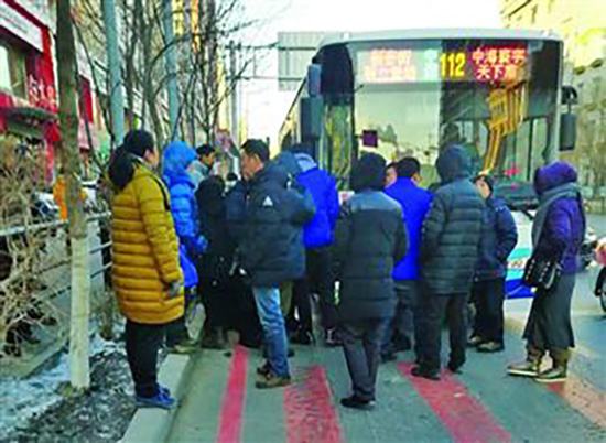 112路公交车早高峰时，被一对情侣拦住延误行程。读者供图