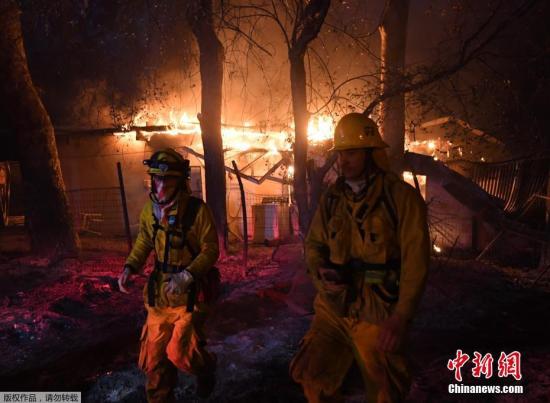 加州州长布朗巡视灾情最严重的范杜拉县，有4000名消防员在参与扑灭在该县狂烧的“托马斯山火” (the Thomas Fire)。
