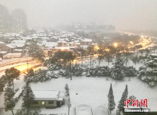 资料图:南京暴雪倾城,民众难出行。 泱波 摄