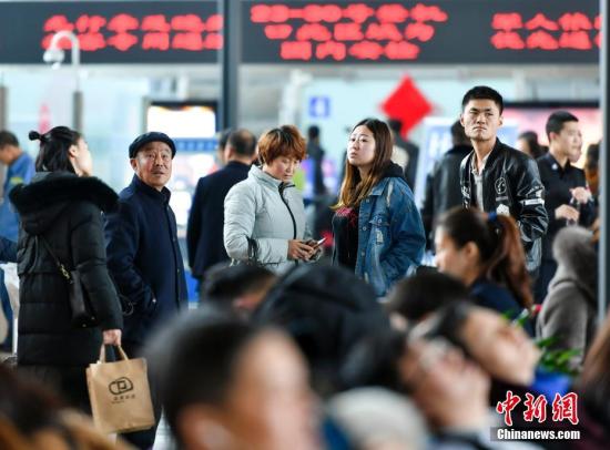 2月26日,受冻雾天气影响,新疆乌鲁木齐国际机场能见度低不具备飞行条件,造成多架航班延误或取消。 中新社记者 刘新 摄