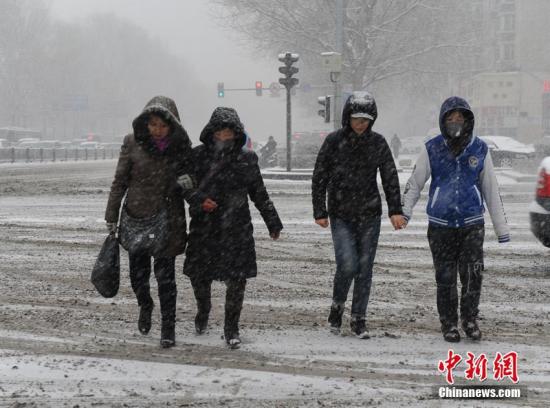 长春市民在雪中出行。刘栋 摄 长春市民在雪中出行。刘栋 摄