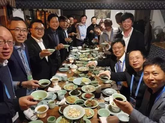朋友圈刷屏的“史上最贵的饭局”缺了马云！马云：不是他们不请我吃饭，而是我不稀罕 - 1