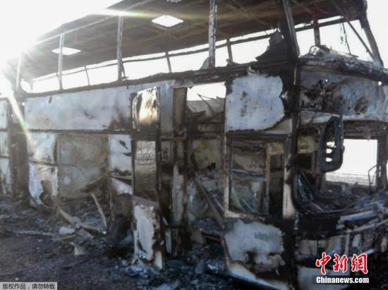 当地时间元月十八号,在哈萨克斯坦阿克纠宾州,一辆班车起火,造成50多人失去生命。图为被焚烧毁灭的班车。