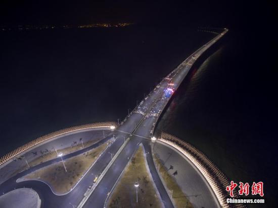 资料图:港珠澳大桥全线亮灯,标志着全线供电照明系统施工圆满完成,意味着港珠澳大桥主体工程已经具备通车条件。中新社记者 廖树培 摄