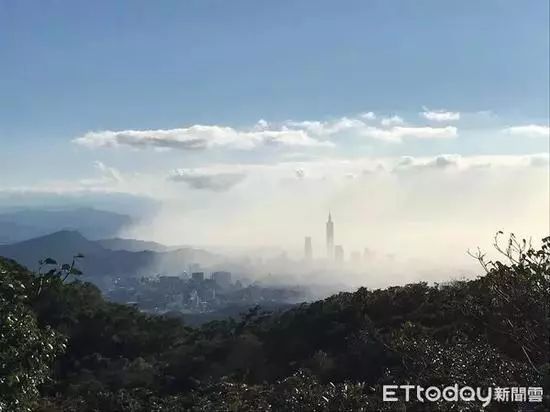 ▲台湾网友见到101大楼隐身雾中，戏称是“防激光武器系统”。（台湾东森新闻云/网友Alan Tsao）