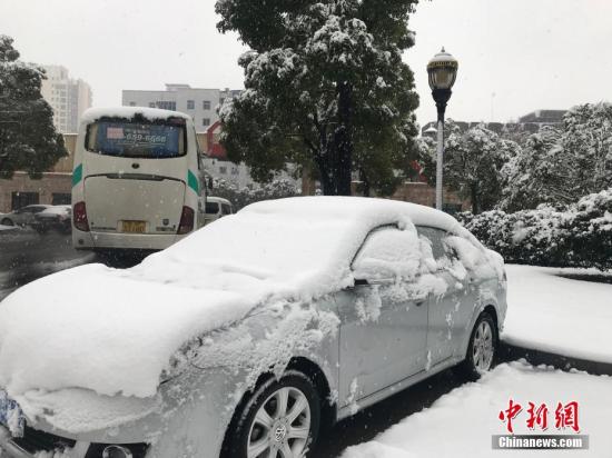 资料图：雪中汽车。 崔佳明 摄