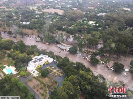 当地降雨引发泥石流灾害，多所民房被冲毁。