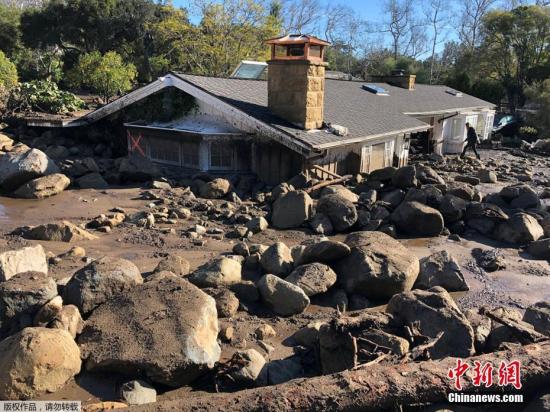 资料图:当地时间1月10日,美国加州蒙特西托被泥石流掩埋的房屋,只露出房顶。 加州泥石流:夫妇徒手扒开一米深瓦砾救出被埋婴儿