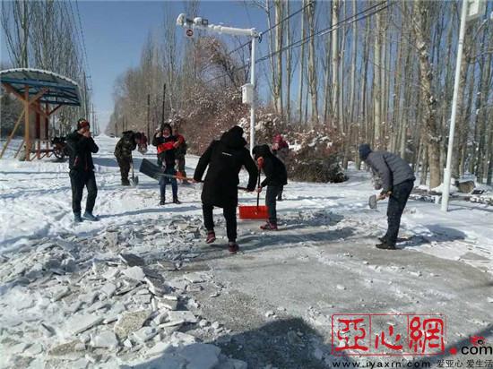 新疆乌恰县:返乡学生扫雪,方便牧民出行