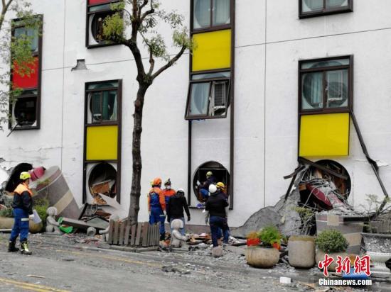 台湾花莲近海2月6日23时50分发生里氏6.5级地震。目前,现场救援正在紧张进行中。中新社记者 肖开霖摄