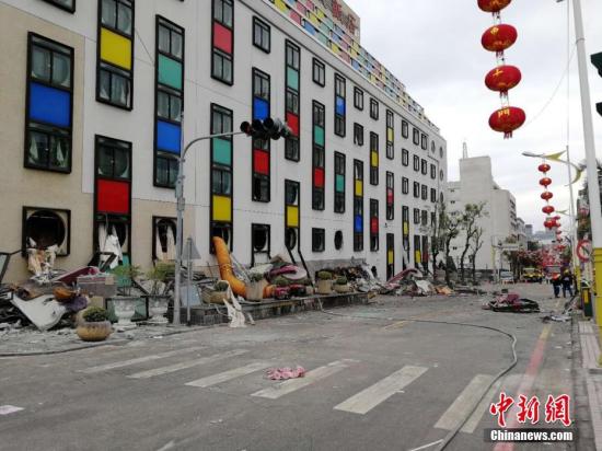 台湾花莲近海2月6日23时50分发生里氏6.5级地震。台湾“中央社”报道的最新灾情指出,地震造成4栋建筑物倒塌,4人死亡,225人受伤、145人失联。中时电子报报道称,有2名大陆游客受伤。目前,现场救援正在紧张进行中。 <a target='_blank' href='http://www.chinanews.com/'>中新社</a>记者 肖开霖摄 台湾花莲震后14小时救出223人 失联人数降至85人