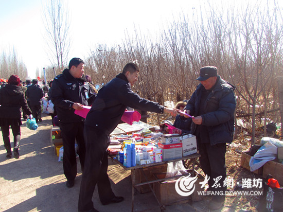 诸城治安大队开展打击烟花爆竹违法犯罪宣传活动
